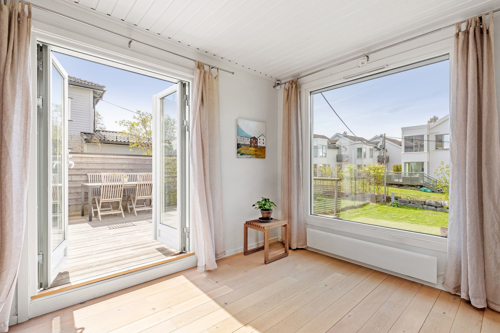 Doble dører som leder ut mot en herlig terrasse på 28 kvm Galleribilde