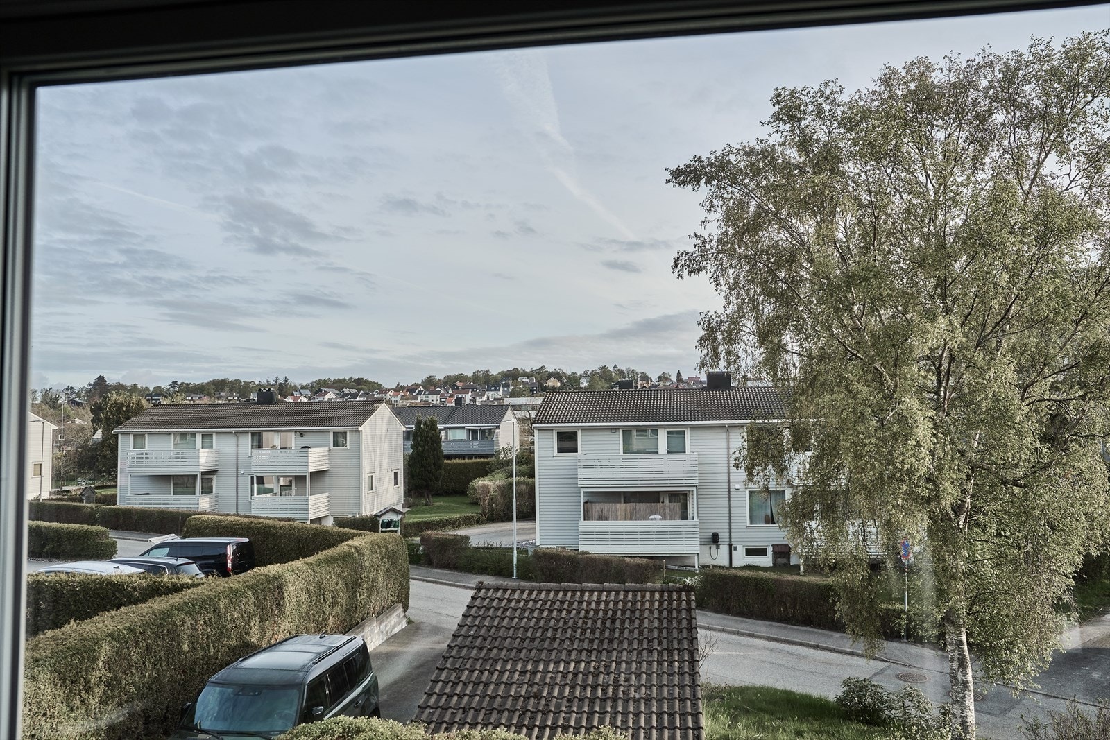 Utsikt fra boligen mot et rolig og etablert boligområde. Galleribilde