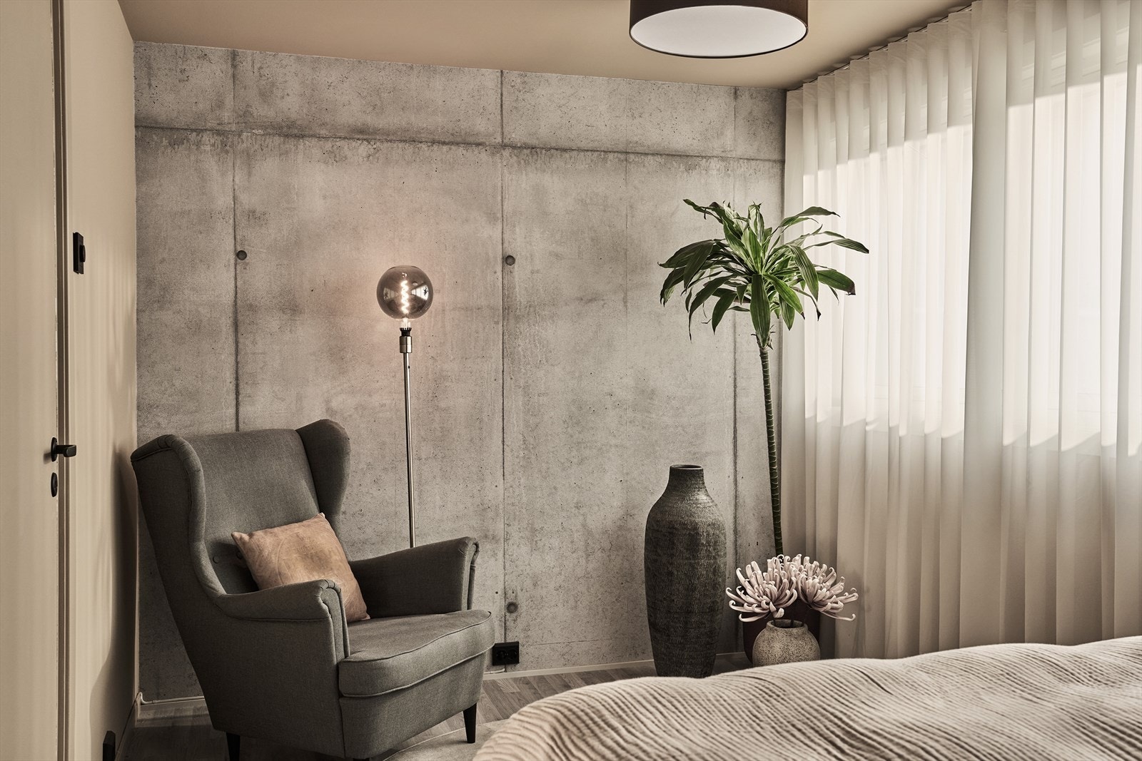 Rommet er romslig og gir plass til både lesekrok og oppbevaringsmøbler. Galleribilde
