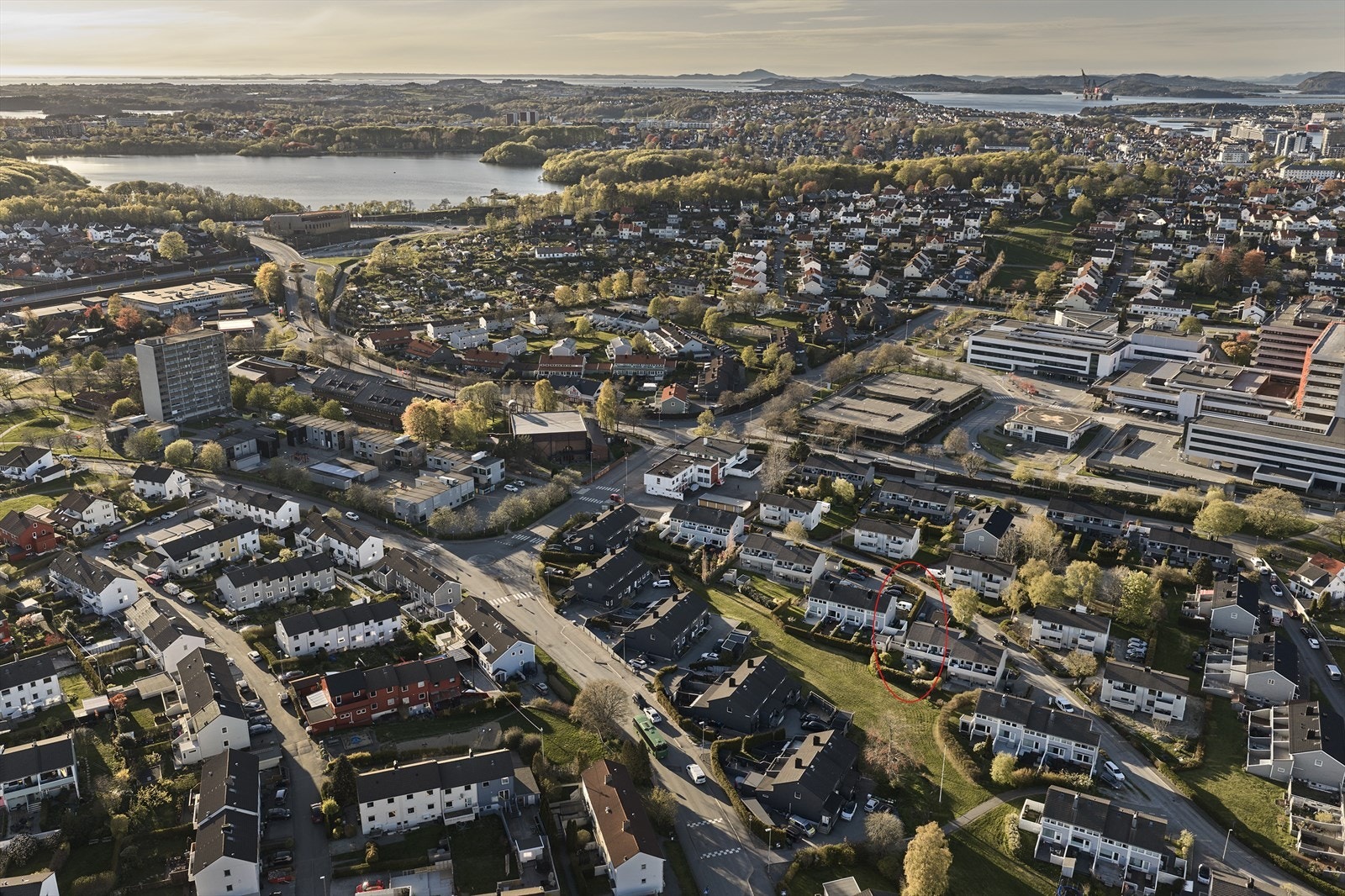 Beliggenhet i et veletablert område med kort vei til servicetilbud som Kilden Kjøpesenter og Coop Extra. Galleribilde