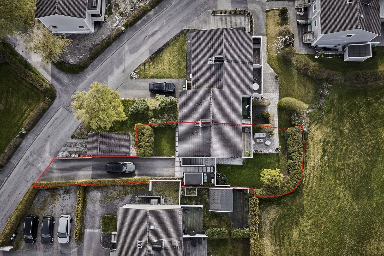 Tomtegrensen er markert og viser en romslig og privat del av fellesarealet. Galleribilde