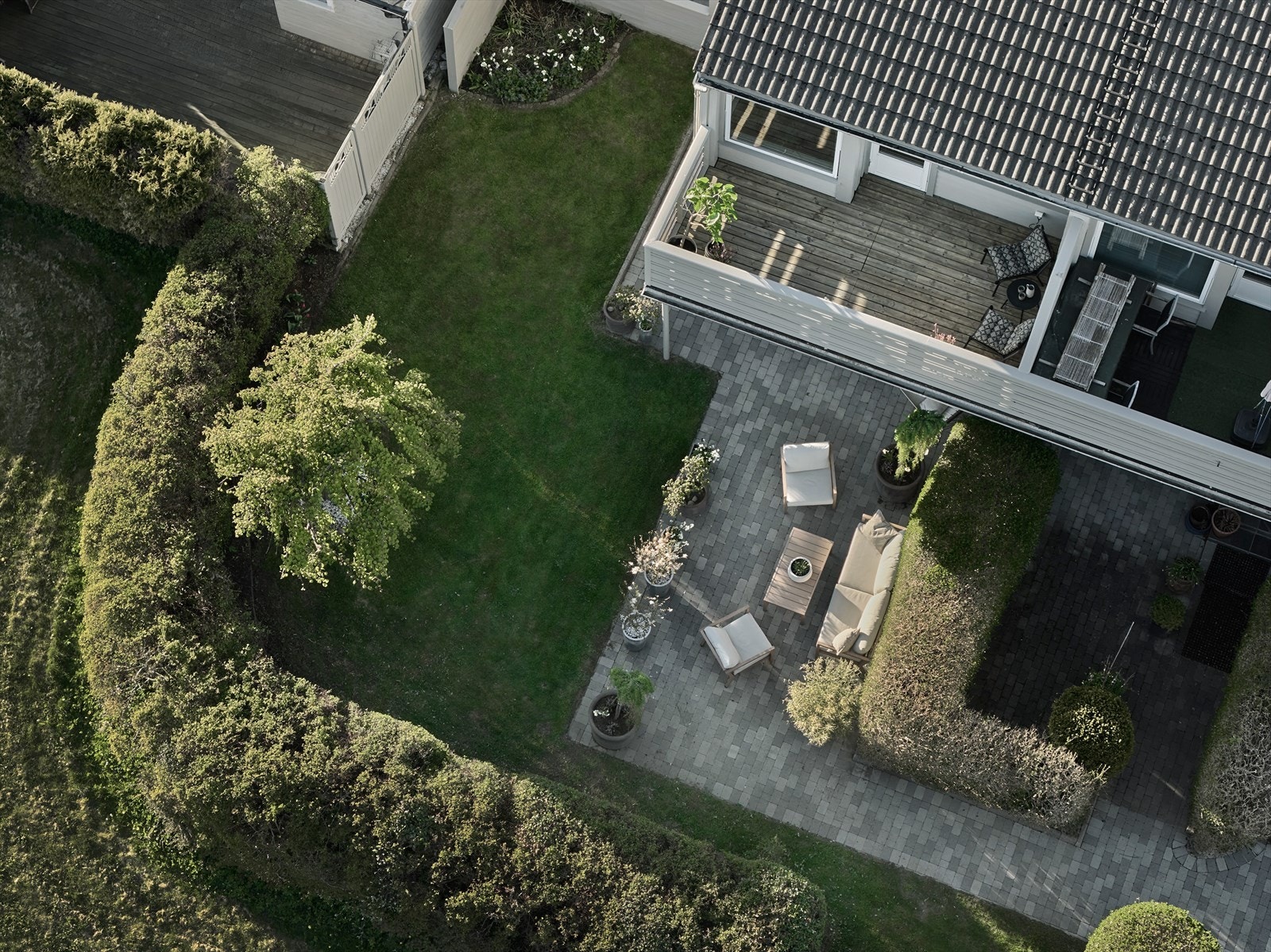Boligen har to fine uteplasser, en på bakkeplan og en balkong fra stuen. Galleribilde