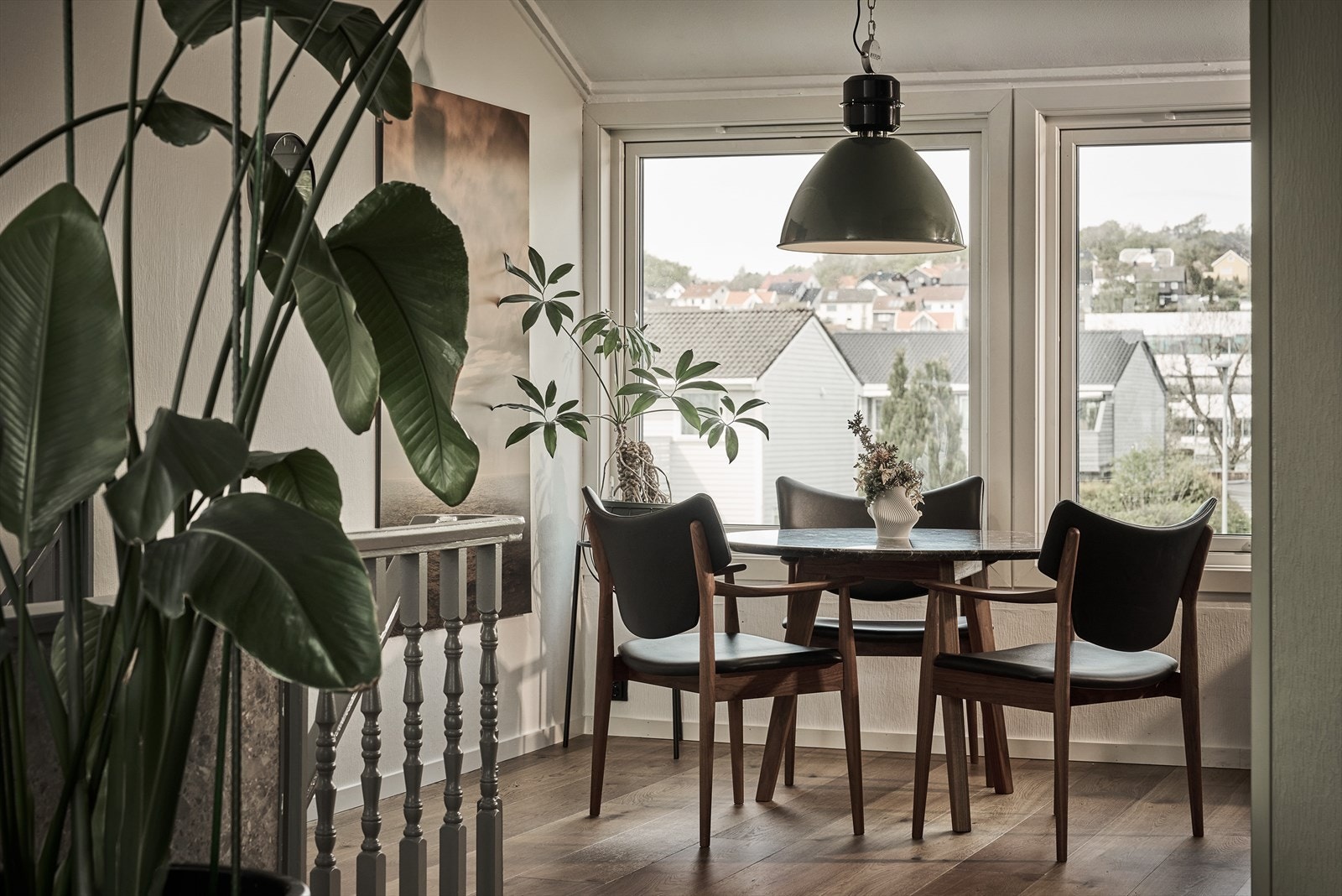 Spiseplassen har utsikt over det rolige nabolaget. Galleribilde