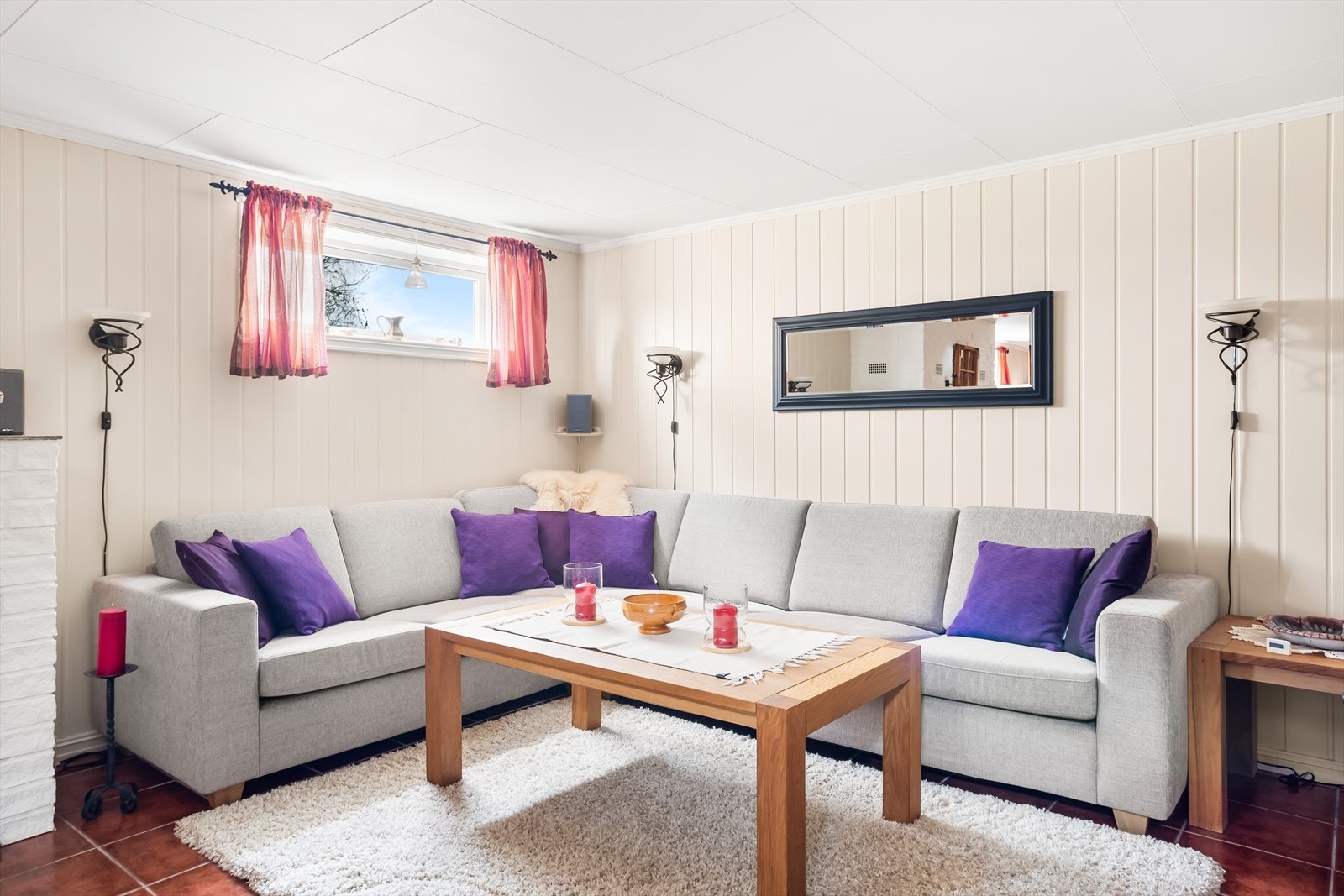 Dette er et allsidig rom med plass til en romslig sofagruppe. Galleribilde