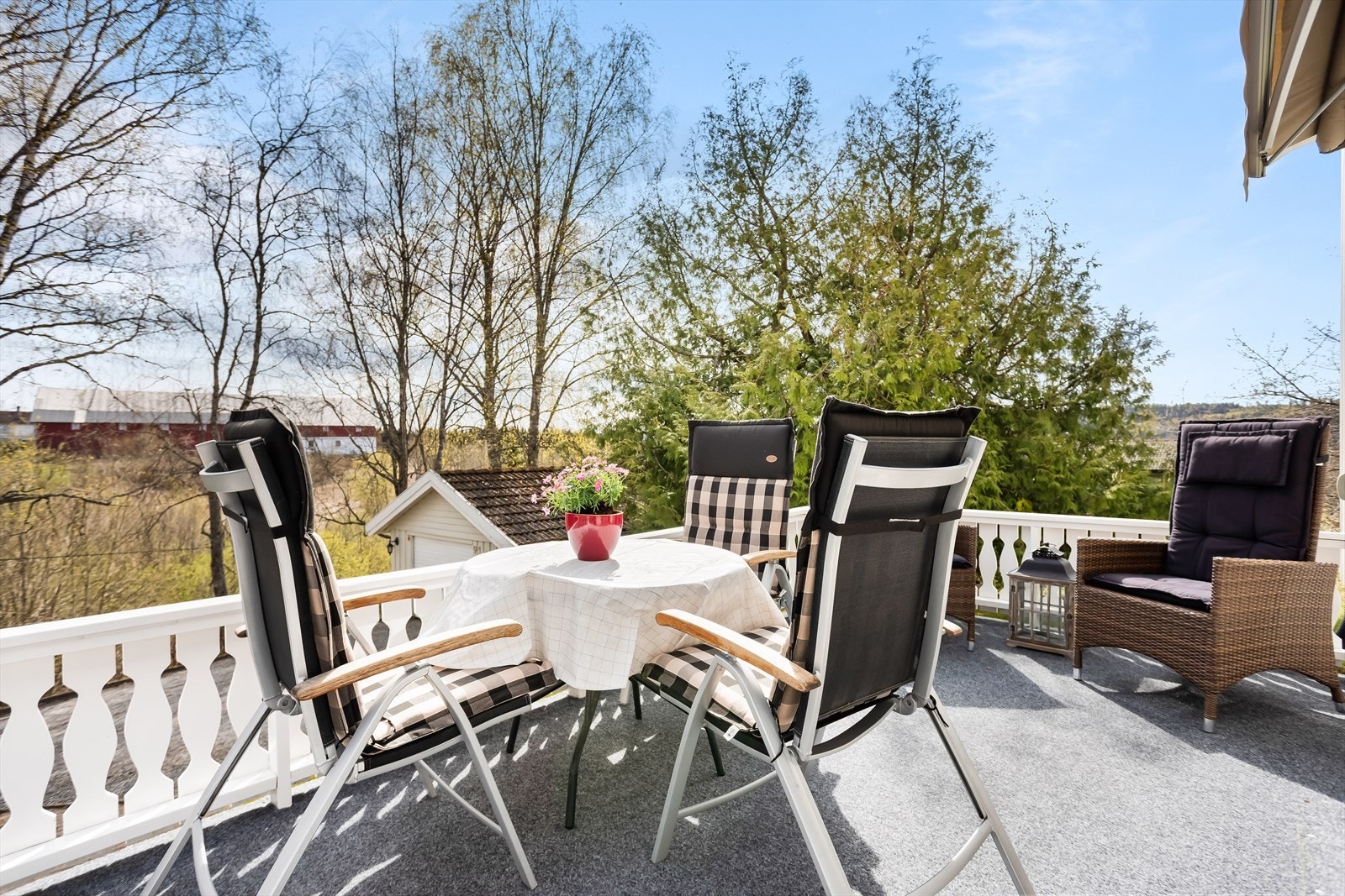 Uteplassene er bygget i treverk med terrassebord og rekkverk i malt treverk. Galleribilde