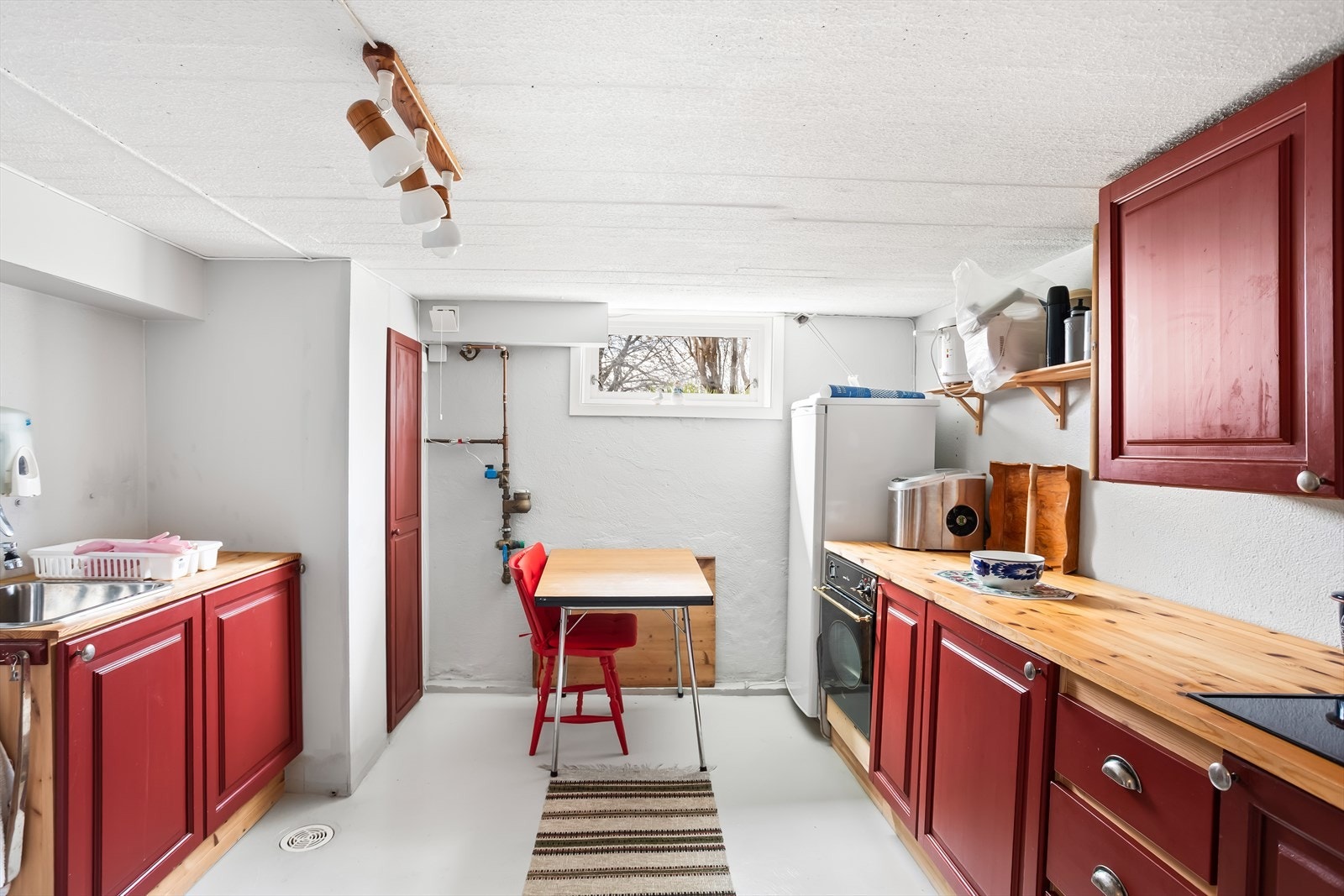 I den opprinnelige kjellerdelen er det et praktisk grovkjøkken med heltre benkeplate og integrert koketopp. Galleribilde