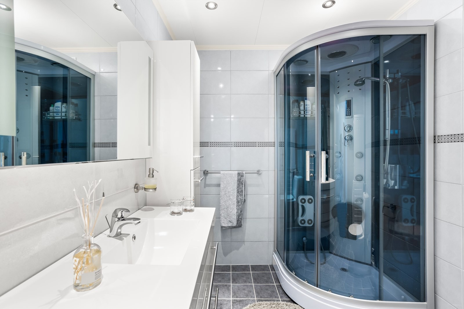 Badet i første etasje har flislagt gulv med gulvvarme og dusjkabinett. Galleribilde