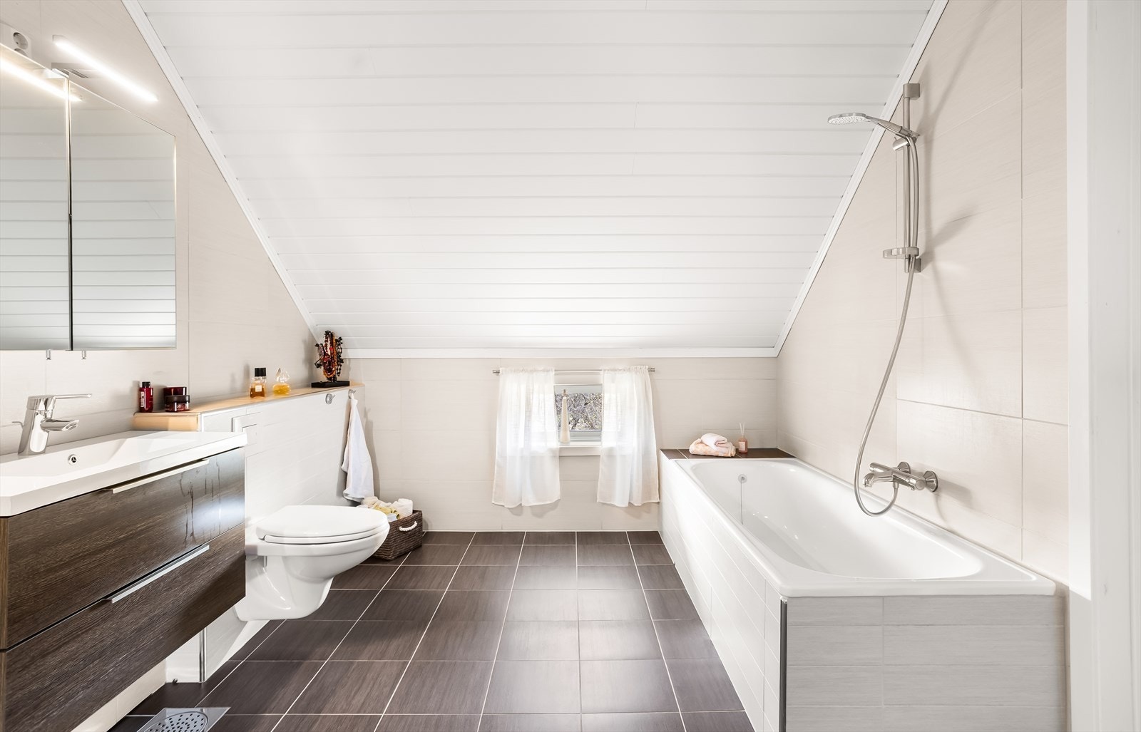 Badet i etasjen er fra ca. 2018 og har flislagt gulv med elektrisk gulvvarme og innmurt badekar. Galleribilde