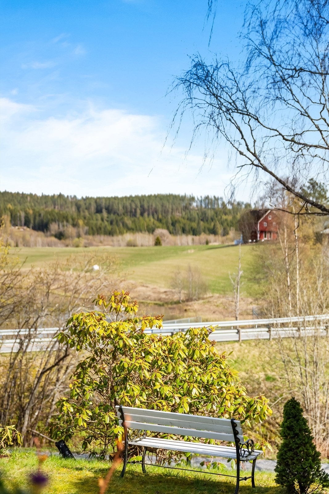 Foto tatt av selger. Flere sitteplasser i hagen lar deg nyte omgivelsene. Galleribilde