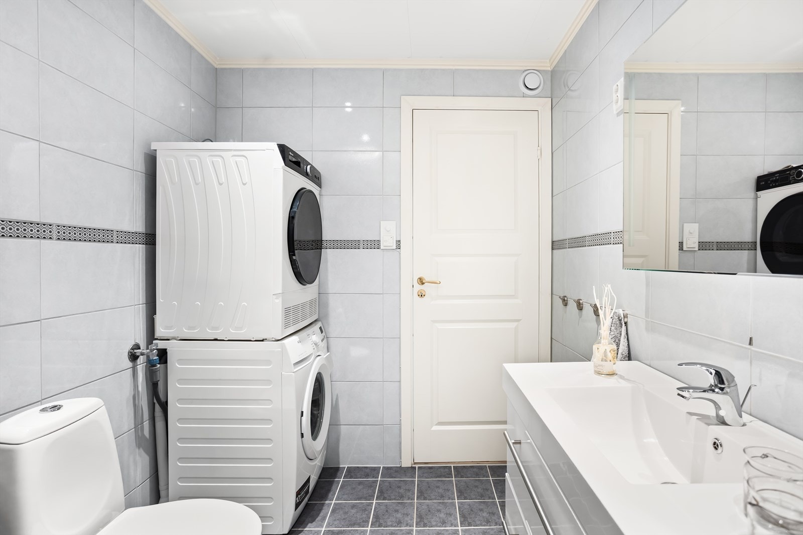 Badet er praktisk innredet med opplegg for vaskemaskin. Galleribilde