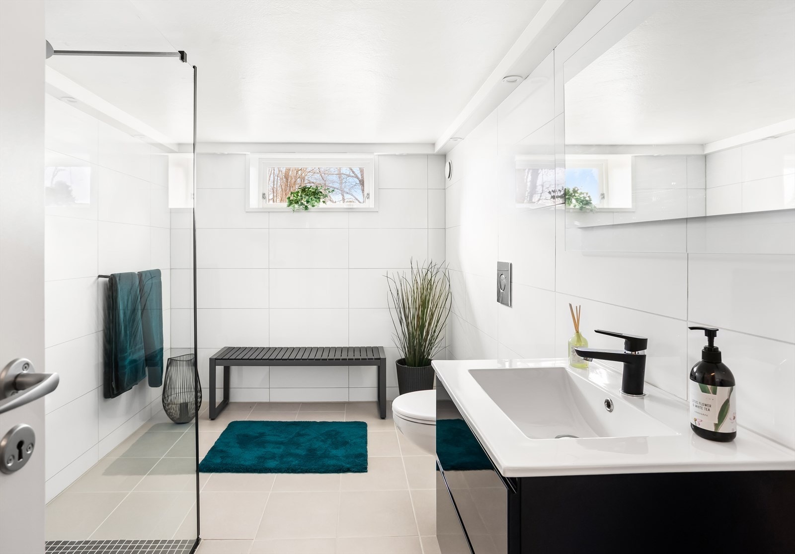 Badet har flislagt gulv med gulvvarme, vegghengt toalett og dusjhjørne med glassvegg. Galleribilde