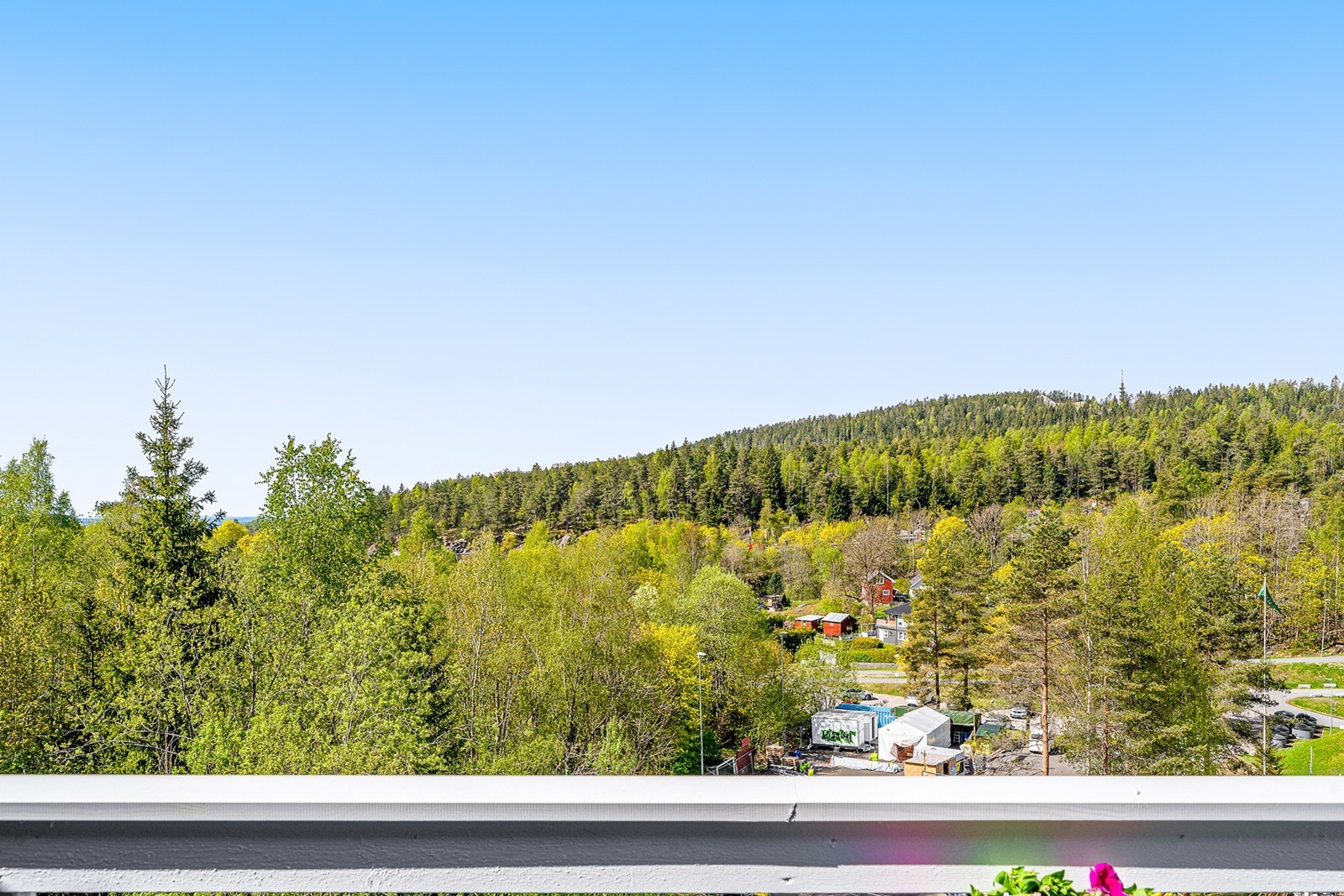 Attraktiv og lys 4-roms toppleilighet (ende) med garasjeplass og solrik balkong. Galleribilde