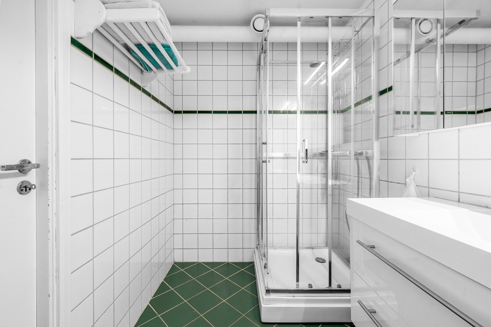Det er opplegg for både vaskemaskin og tørketrommel. Mekanisk avtrekk sørger for god ventilasjon, og gulvvarme bidrar til økt komfort. Galleribilde