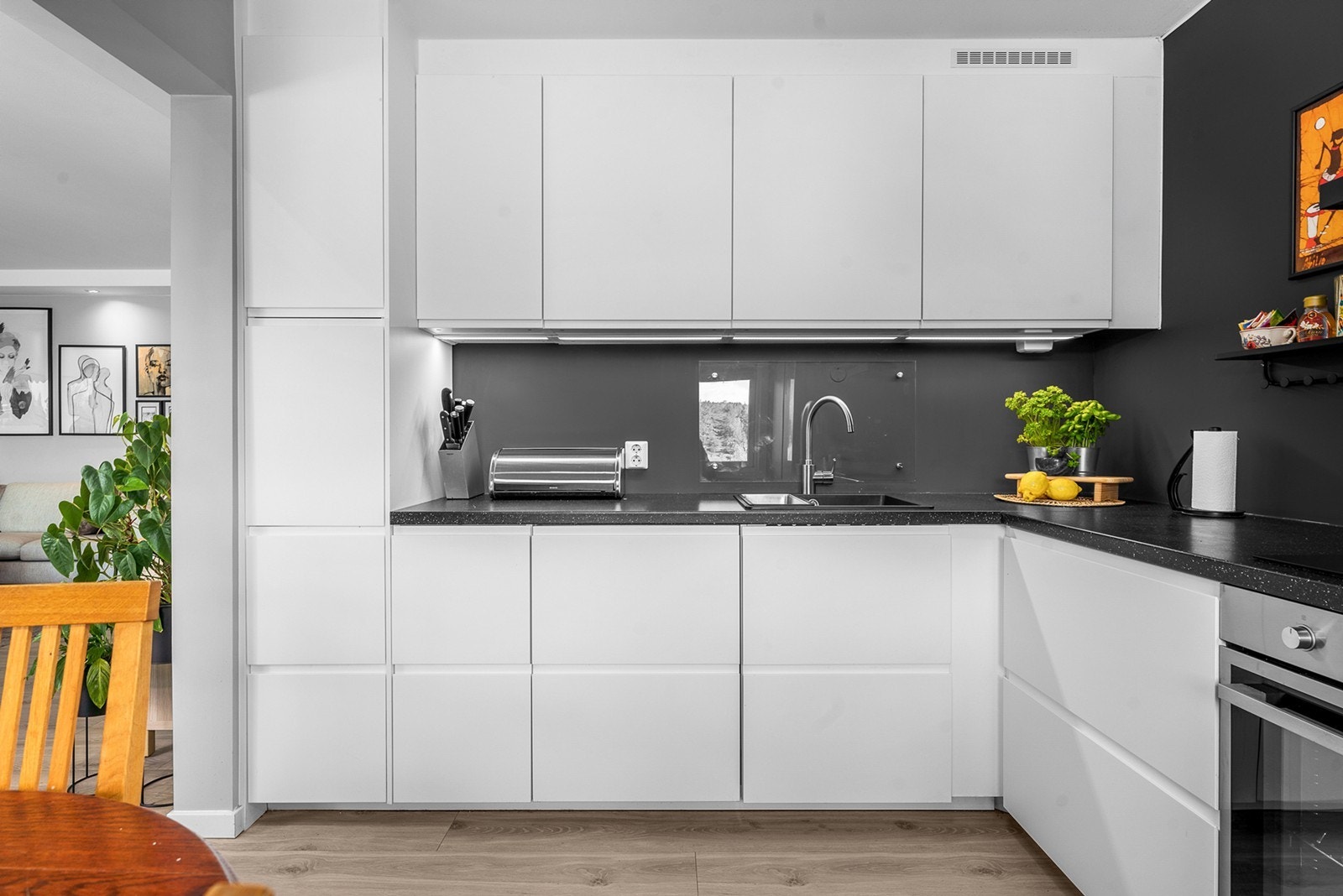 Kjøkkenet har integrert oppvaskmaskin, stekeovn, induksjonstopp og mekanisk avtrekk fra ventilator med kullfilter. Det er montert komfyrvakt. Galleribilde