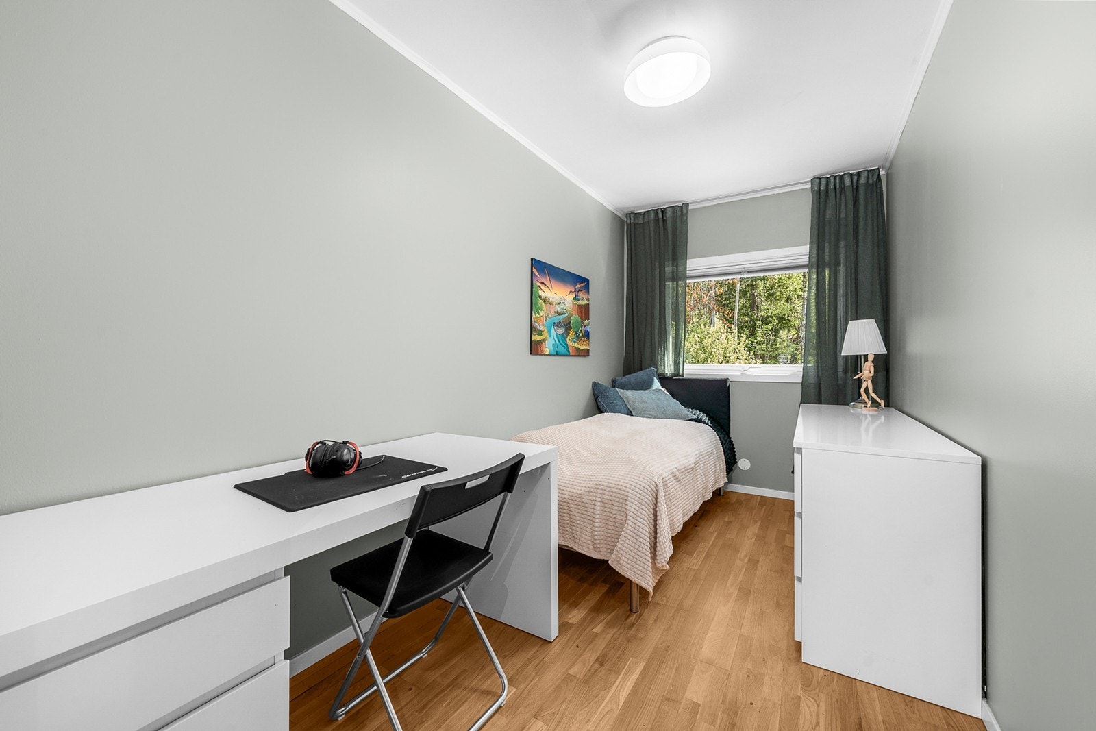 Soverom 3 - Lyst og praktisk soverom som egner seg godt som barnerom, gjesterom eller kontor. Rolige fargevalg skaper en hyggelig atmosfære. Galleribilde
