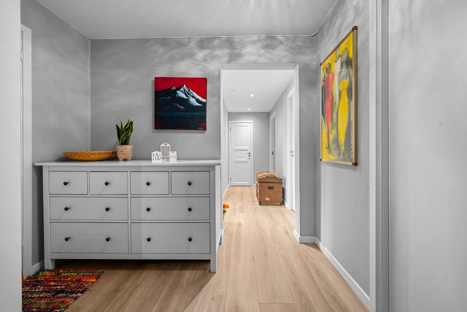 Lys og romslig entré med plass til oppbevaring av yttertøy og sko. I tilknytning til entréen finnes en praktisk innvendig bod som i tillegg gir gode oppbevaringsmuligheter. Galleribilde