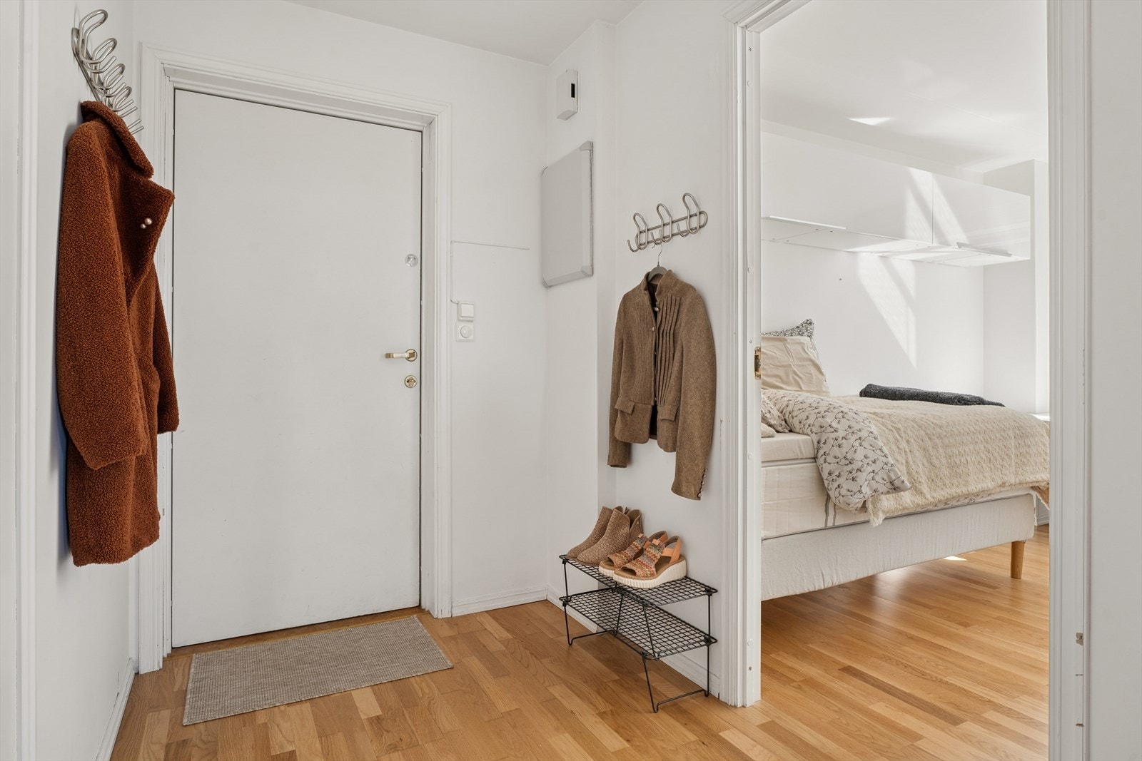 Entréen har plass til yttertøy og sko. Sikringsskapet med automatsikringer er plassert her. Galleribilde