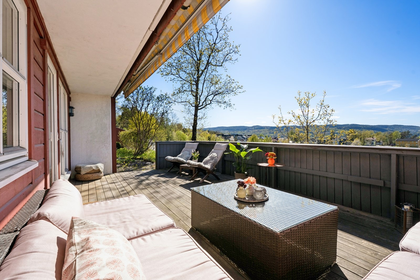 Fra terrassen er det en åpen og fin utsikt over nærområdet. Galleribilde