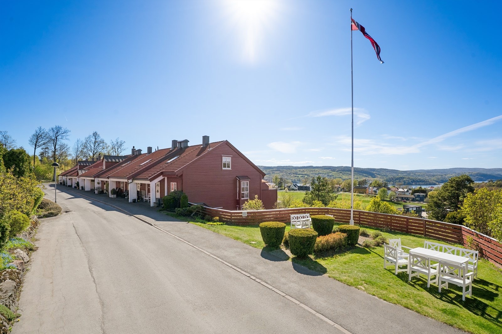 Leiligheten ligger i et veletablert boligsameie med heis og tilgang til felles garasjeanlegg. Galleribilde