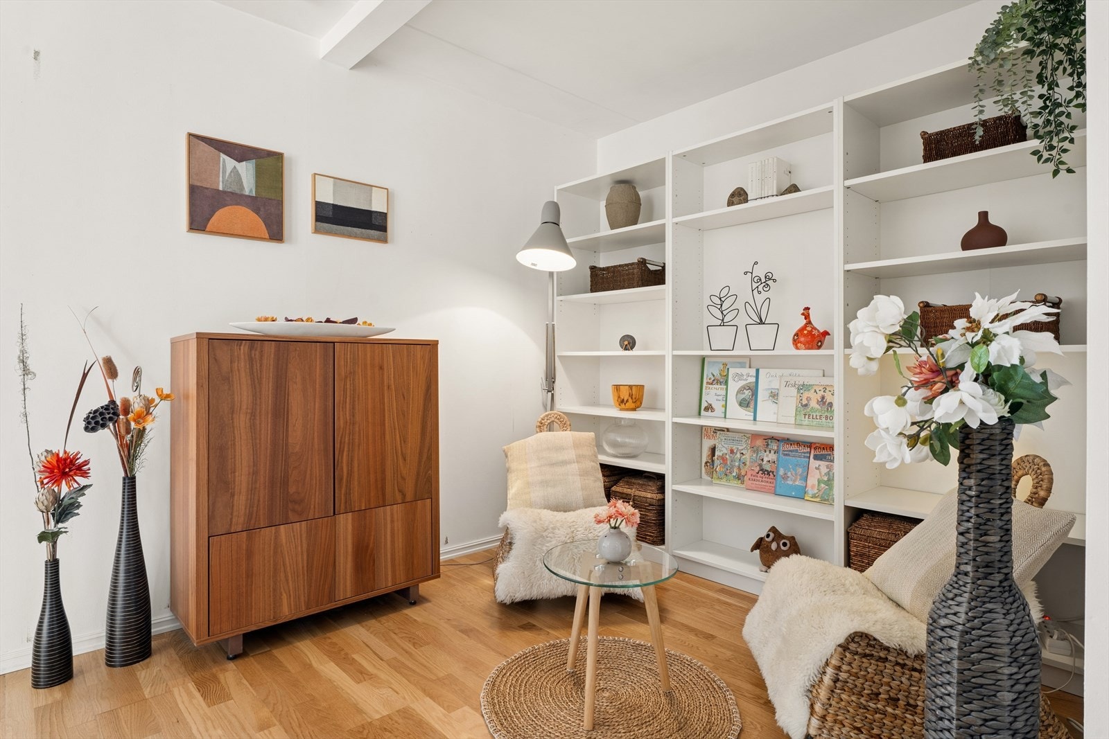 Plassbygde hyller gir gode oppbevaringsmuligheter. Galleribilde