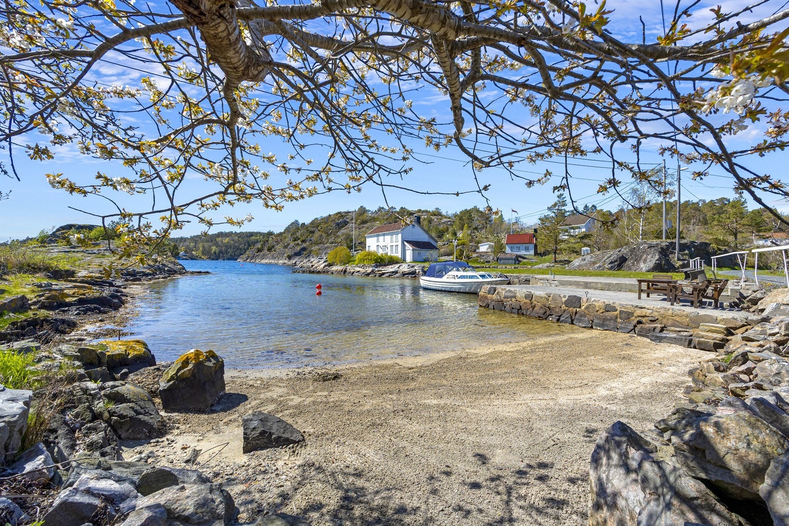 Like nedenfor eiendommen er det flott strand for bading, soling og krabbefiske. Galleribilde