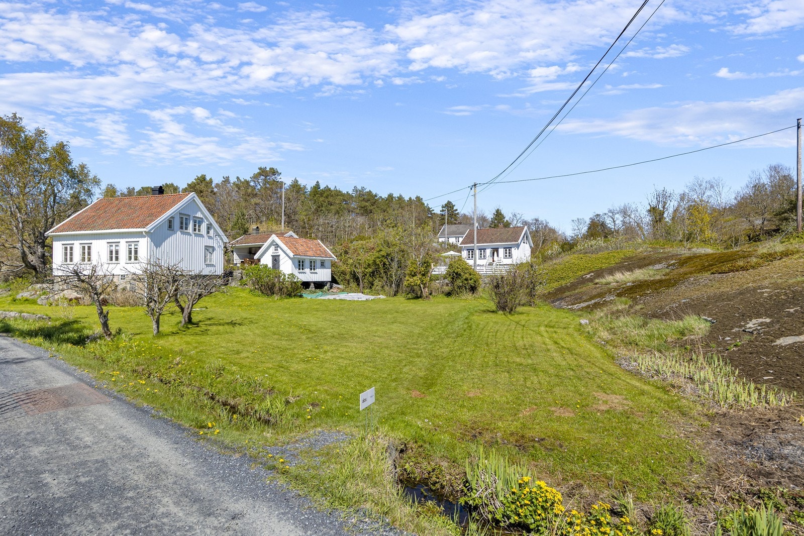 Sti fra grusveien opp til eiendommen. Galleribilde