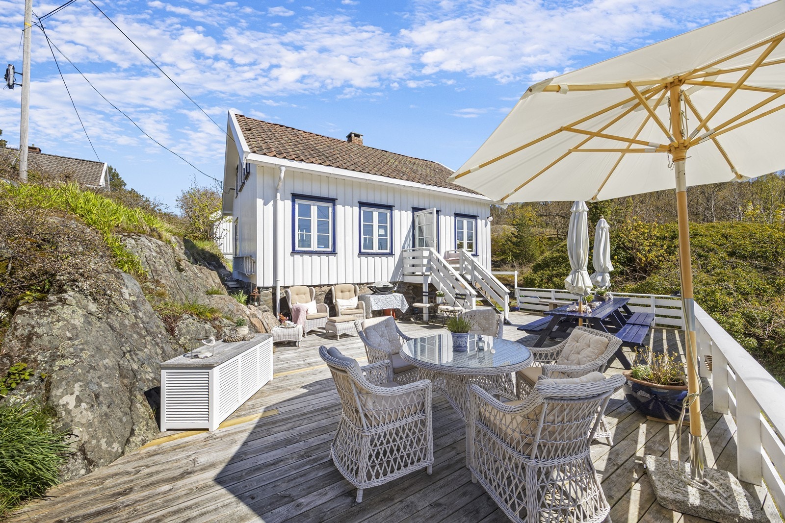 Stor, solrik platting der de fleste måltidene nytes sommerstid. Her er det god plass til å dekke til venner og familie. Galleribilde