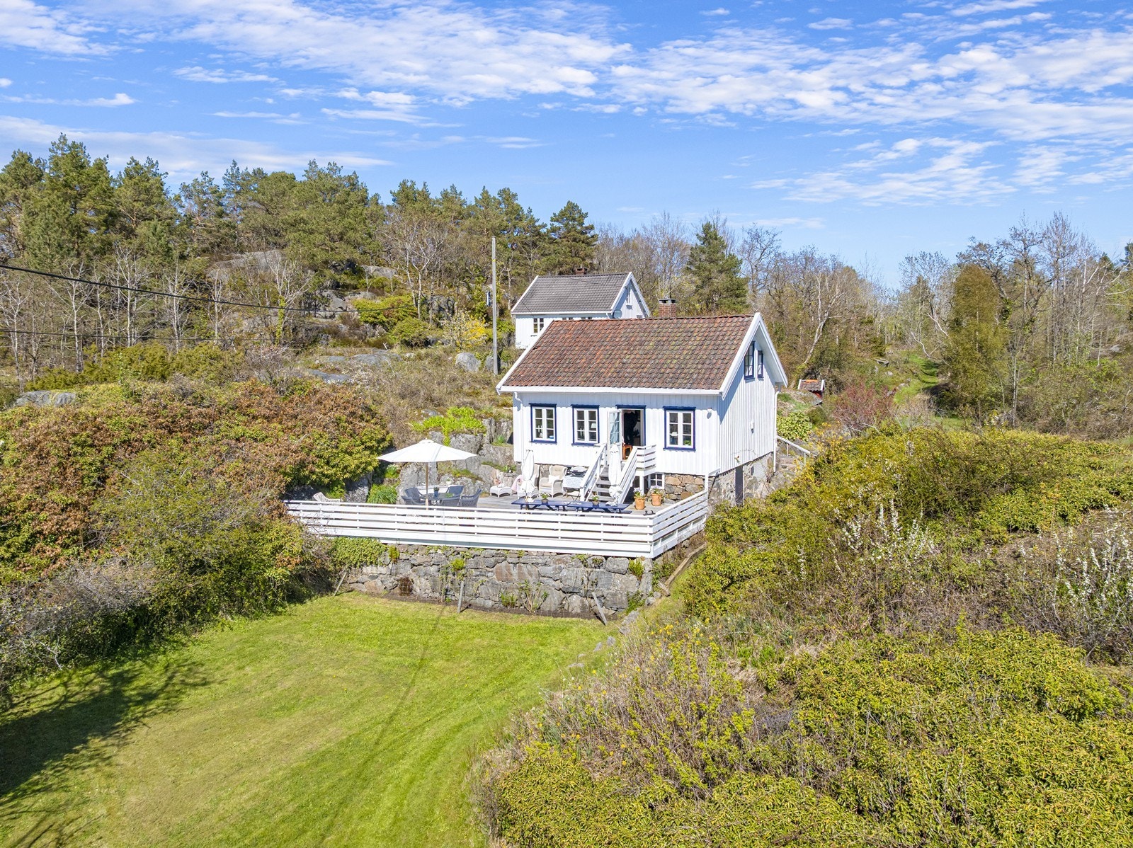 Sjarmerende sørlandsidyll på sitt beste. Eiendommen ligger litt tilbaketrukket og le, samtidig svært solrikt og med nydelig sjøutsikt. Galleribilde