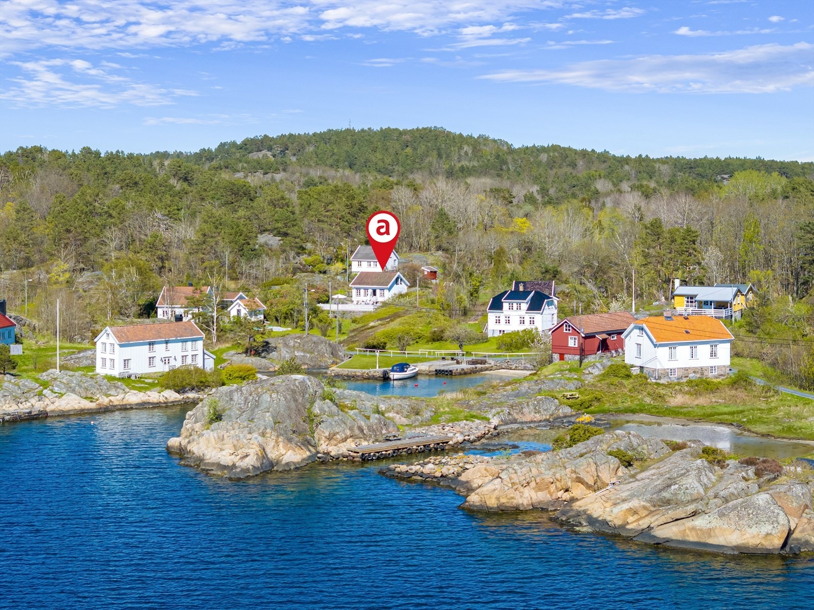 Fra eiendommen er det kun noen få meter til badestrand og flotte badeplasser med bla. stupebrett og svaberg. Galleribilde