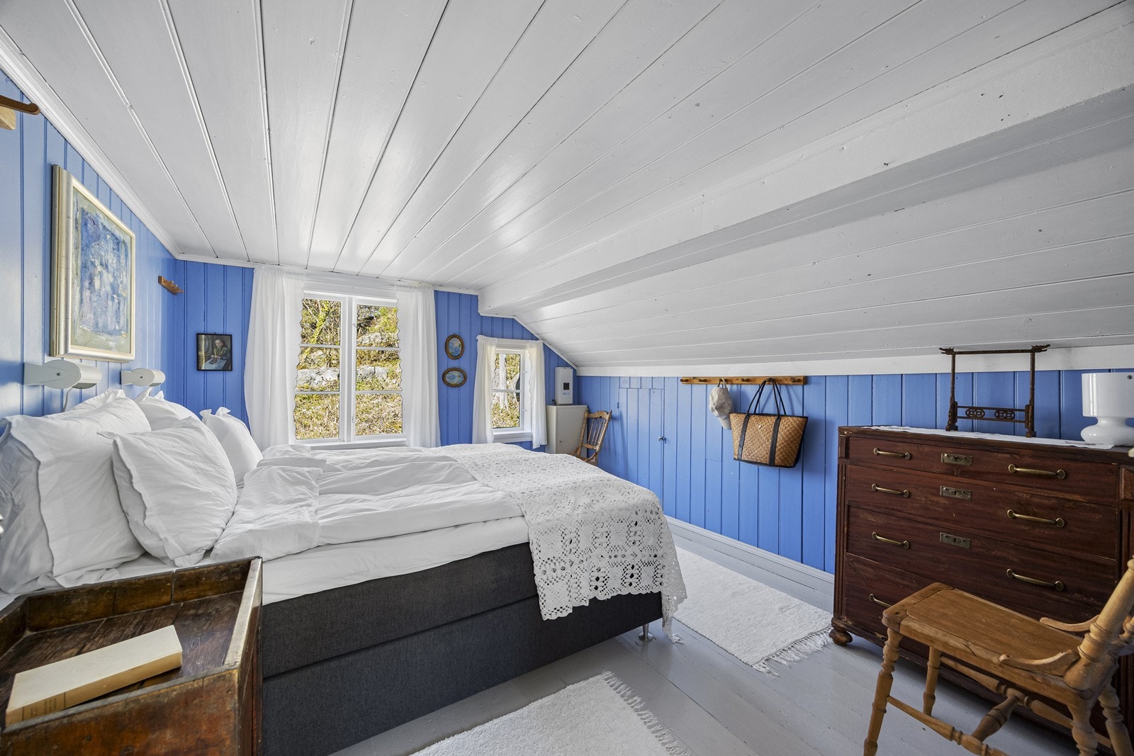 Hovedsoverom med malte tregulv og malt panel. Kott i knevegg. Galleribilde