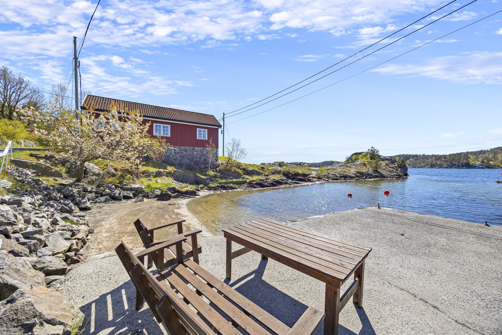 Sandstrand like nedenfor eiendommen. Bryggen er privat. Galleribilde