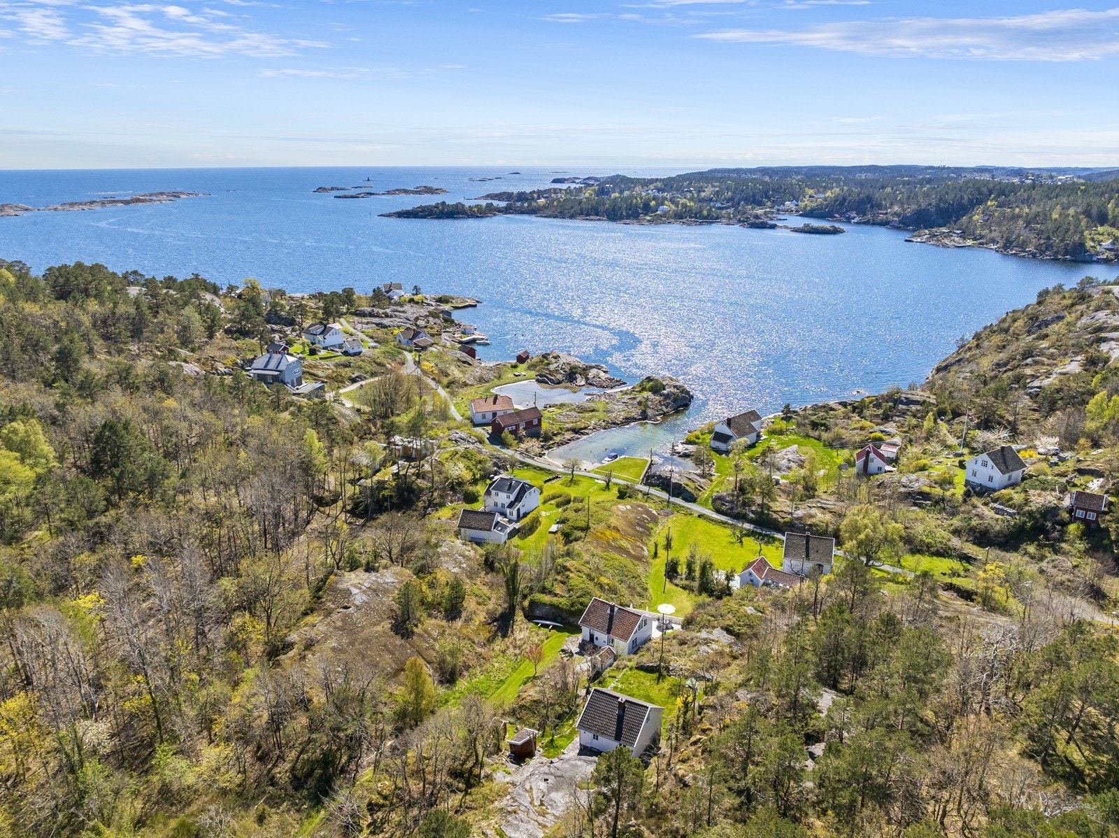 Eiendommen ligger i flott natur og skjærgård. Det er flotte turmuligheter til fots og med båt. Galleribilde