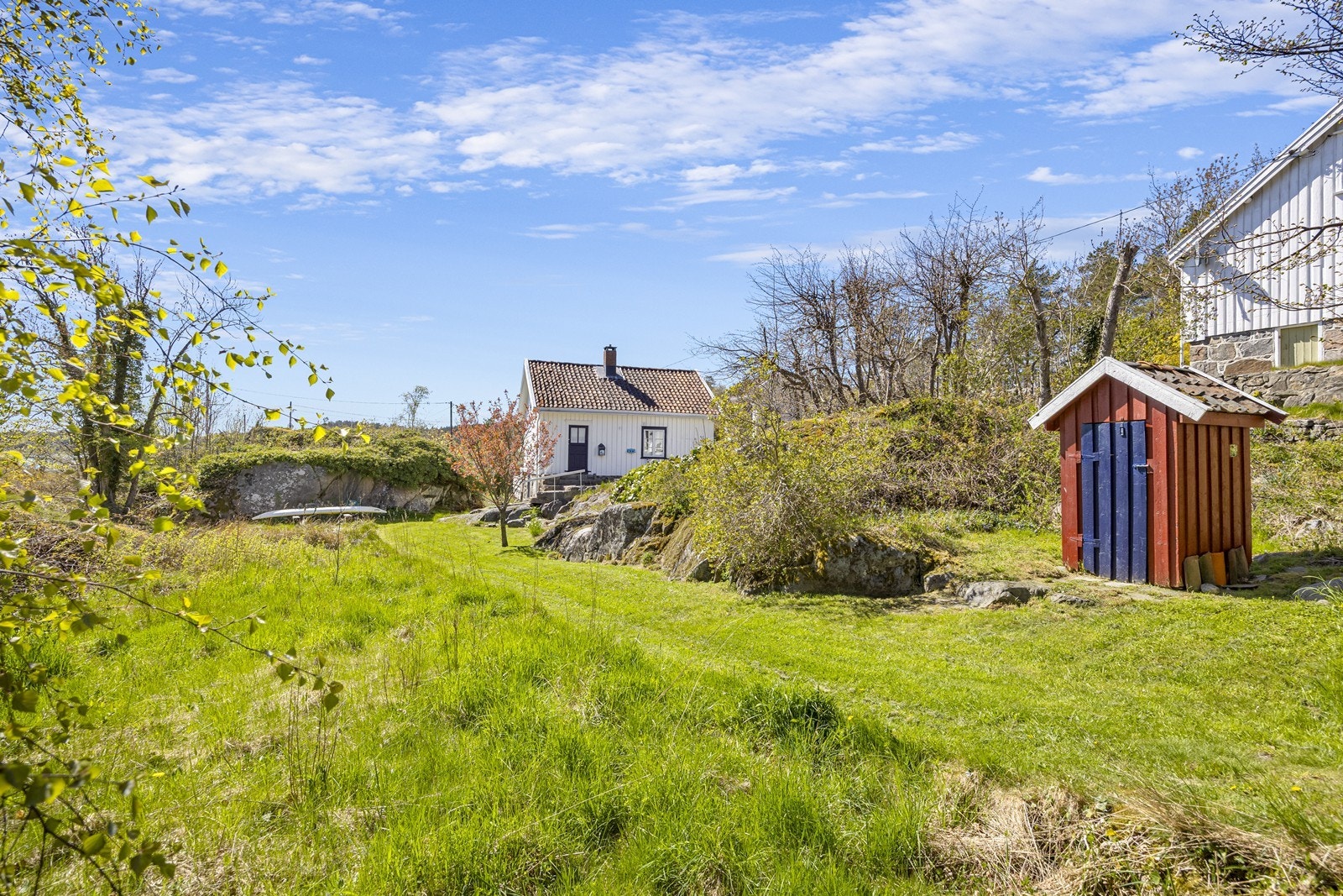 På eiendommen står det også en eldre utedo, praktisk dersom man er på mange sammen. Galleribilde
