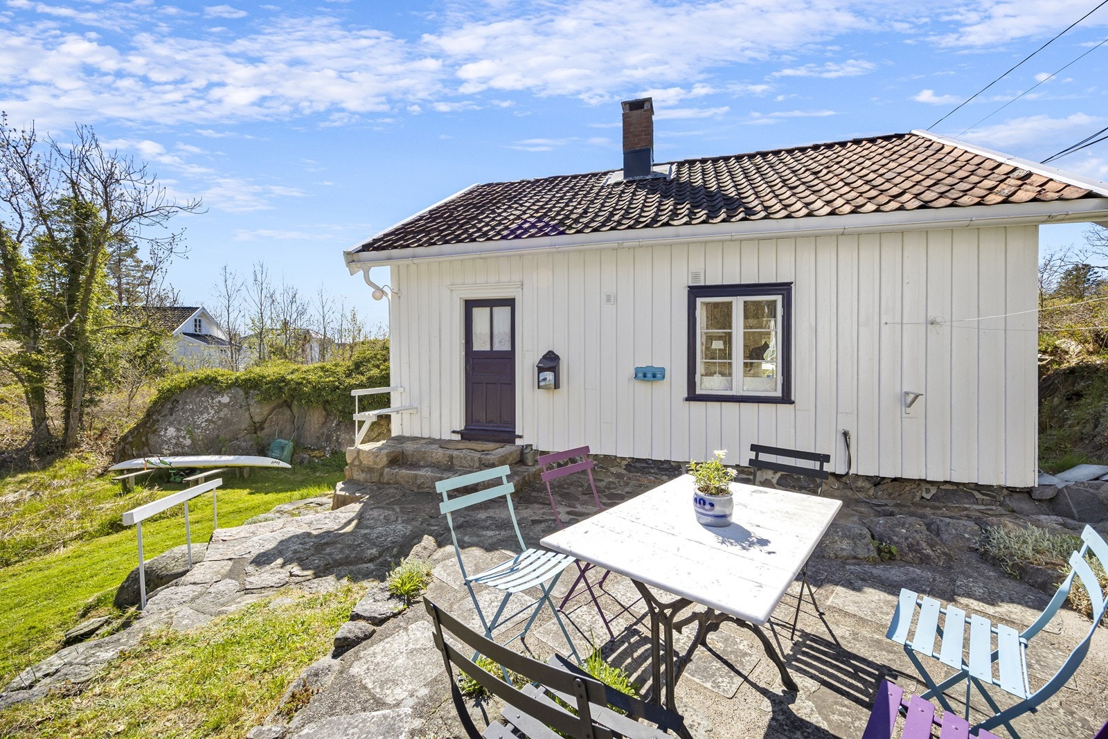 På husets bakside er det skiferplatting med plass til sittegruppe. Galleribilde