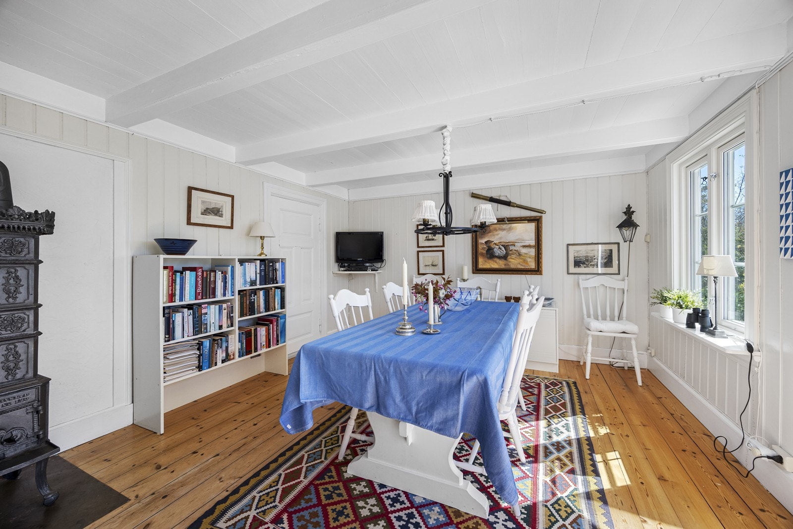 Flott vedovn til kaldere dager. God plass til å dekke til familie og venner. Galleribilde