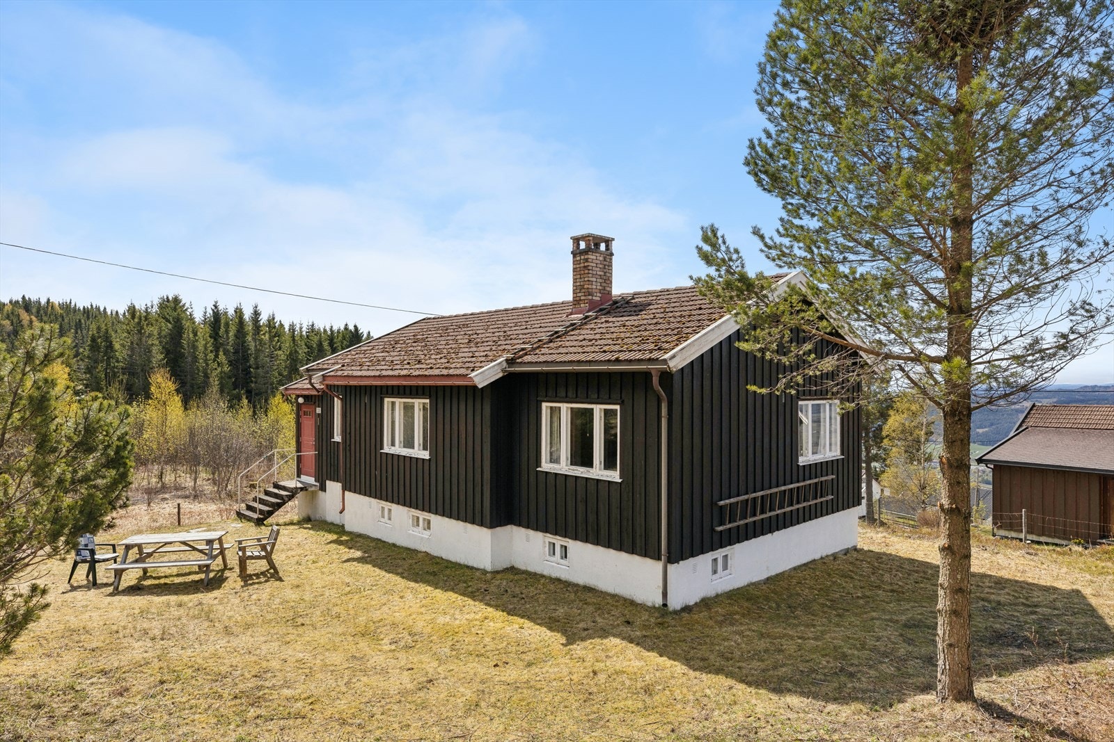 Fra boligen er det kort vei med bil til barnehage, skole og diverse servicetjenester. Ca 7 min med bil til Gran stasjon der det går tog til Oslo og gjøvik. Galleribilde