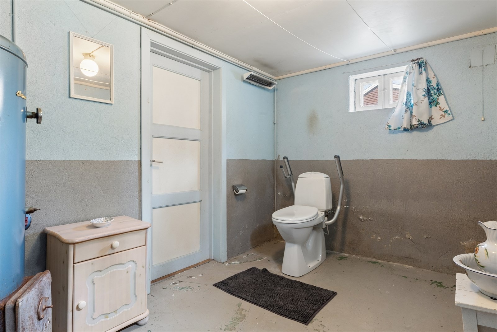 Enkelt bad med toalett og dusj. Galleribilde