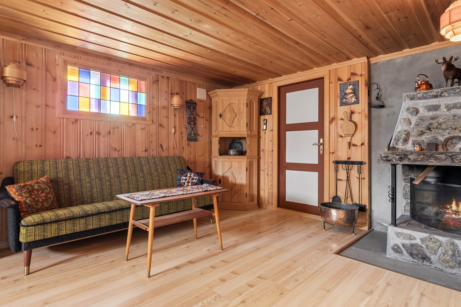 Kjellerstue med åpen peis. Galleribilde