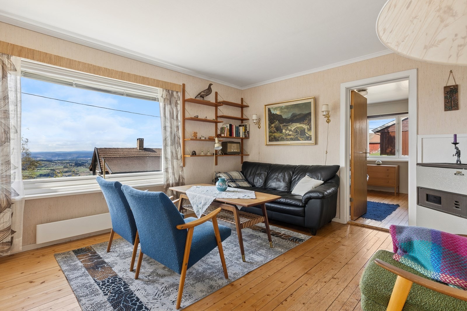 Store vindusflater slipper inn rikelig med naturlig lys. Galleribilde