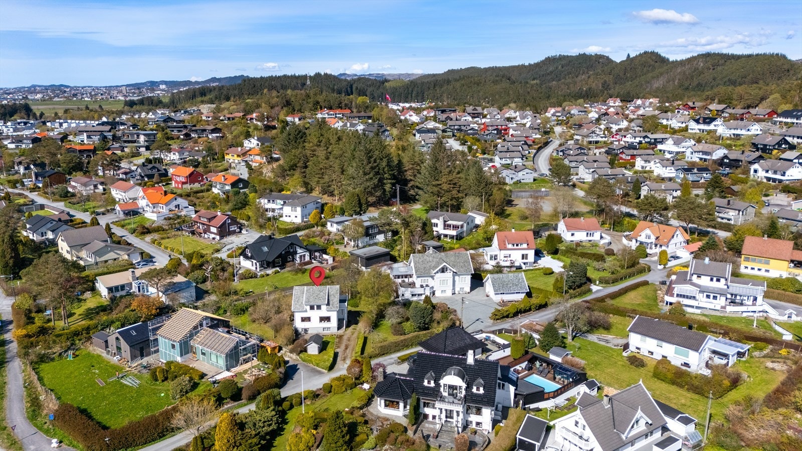 Kort vei til skoler, barnehager og Vormedal idrettsanlegg. Kiwi Vormedal og bussholdeplass ligger kun en kort spasertur unna. Galleribilde