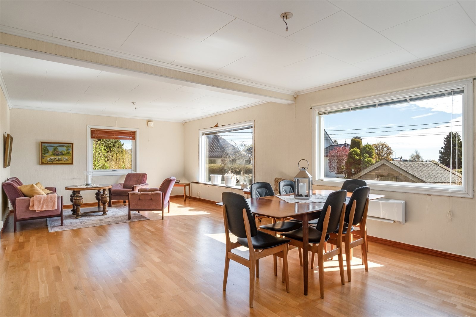 Romslig stue med plass til både sofagruppe og spisebord. Galleribilde