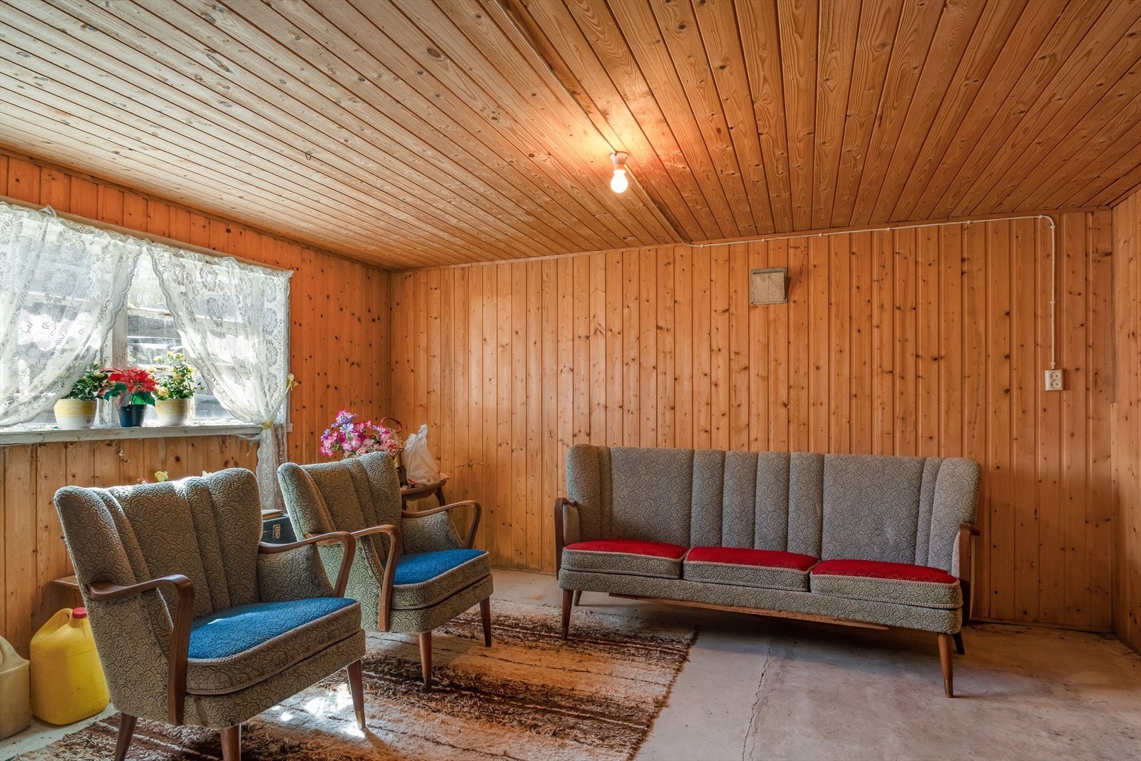 Innredet rom i kjelleren med panelte vegger. Kjelleren er ikke konstruert for beboelse. Galleribilde