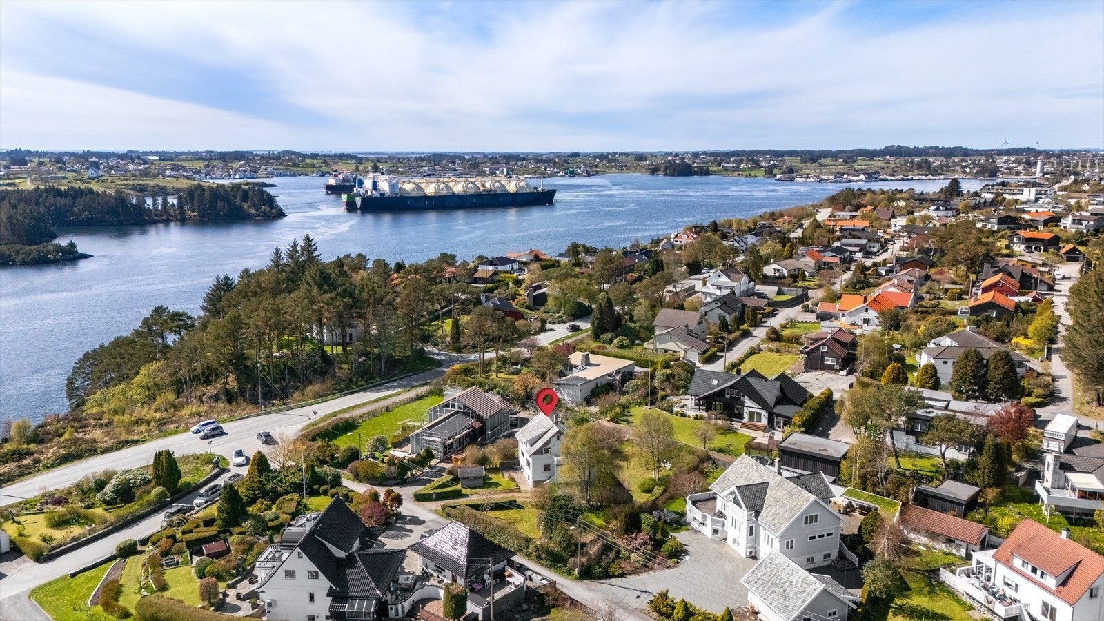 Beliggenhet med nærhet til sjøen og turområder. Galleribilde