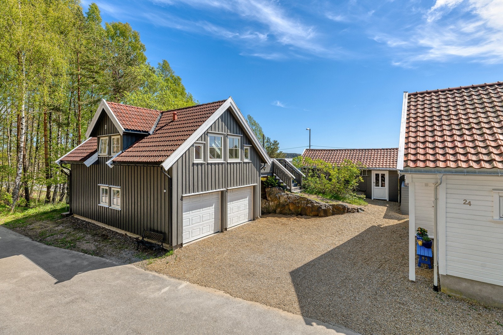 Stor dobbel garasje med innredet loft Galleribilde