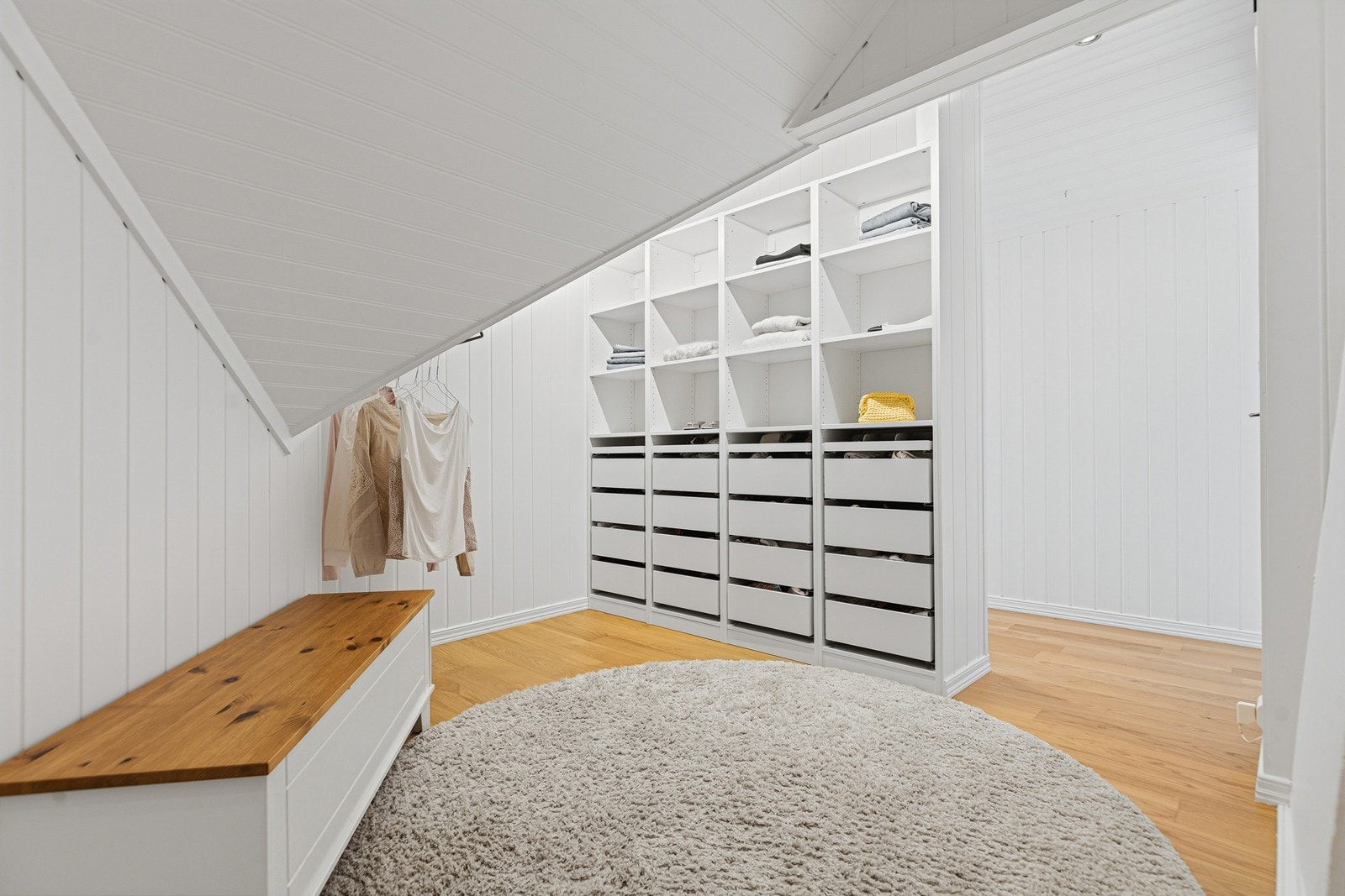 Tilhørende garderobe i tilknytning til soverom 3 og 4 Galleribilde