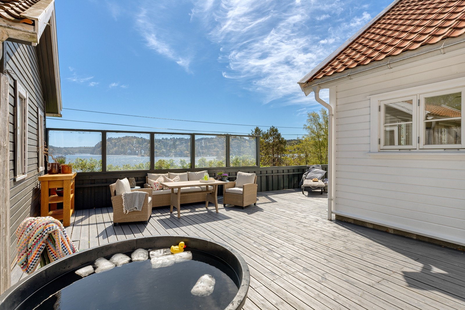 Her har man god plass til å innrede med flere sittegrupper, grill, beplantning, etc.. Galleribilde