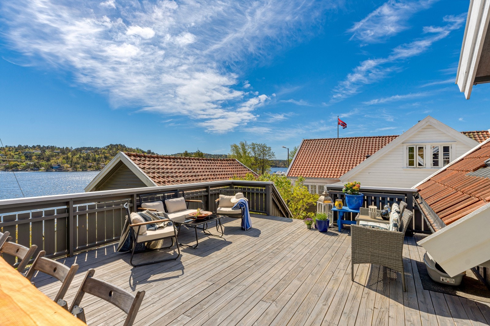 Stor terrasse i tilknytning til garasjen på 35m² Galleribilde