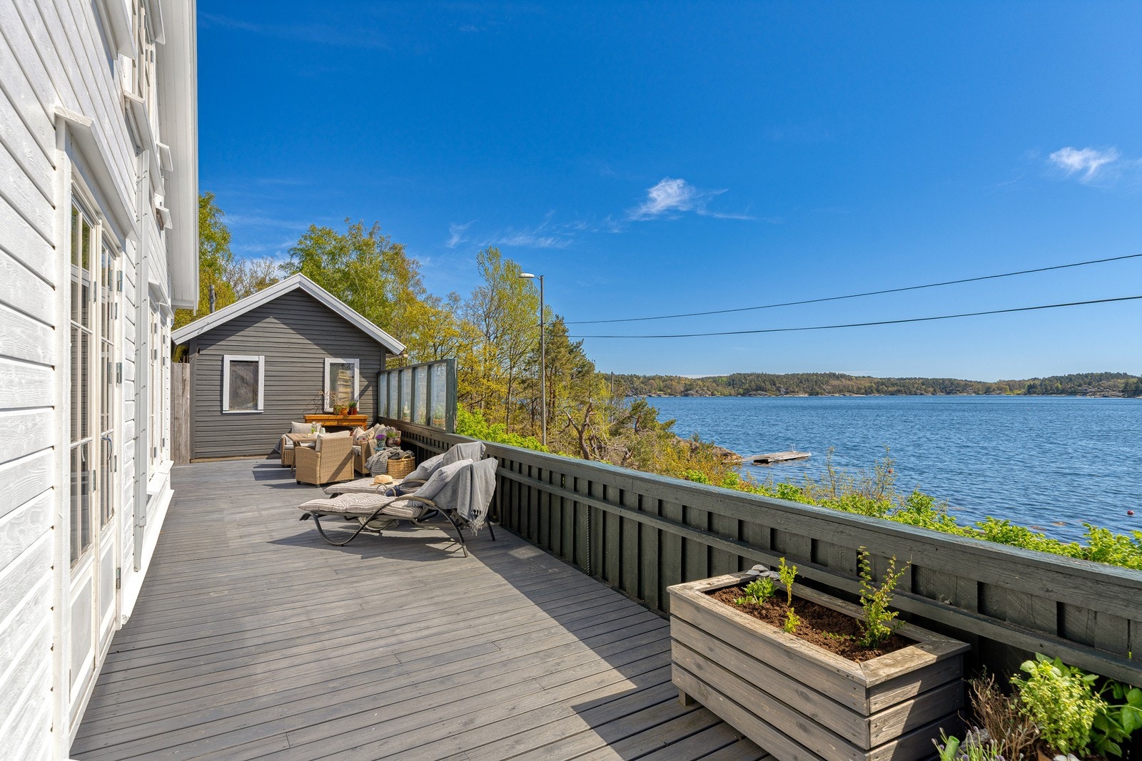 Innbydende terrasse med nydelig sjøutsikt Galleribilde