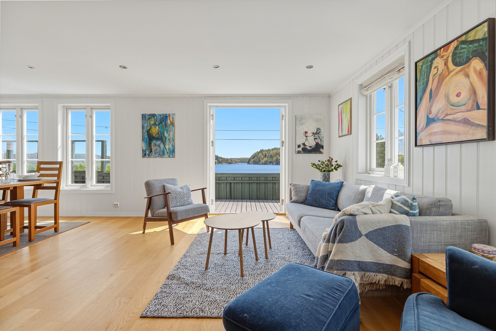 Fra stuen er det direkte adkomst til boligens flotte uteområder Galleribilde