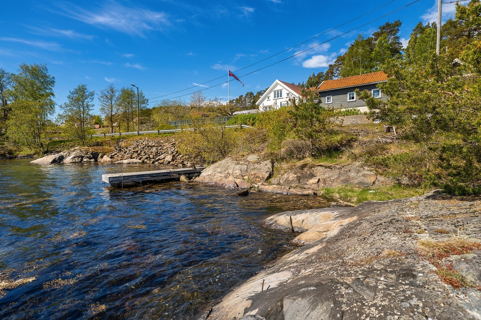 Båtplass like ved boligen (kommunal) som eier benytter seg av. Her kan man enkelt ta seg et bad og nyte de varme sommerdagene Galleribilde